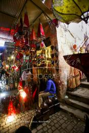 Image du Maroc Professionnelle de  Dans cette ancienne rue du souk Semmarine, de nombreux magasin et Bazar de produits d’artisanats attendent les visiteurs à Marrakech la ville touristique du Maroc, le 12 Février 2005.  (Photo / Abdeljalil Bounhar)